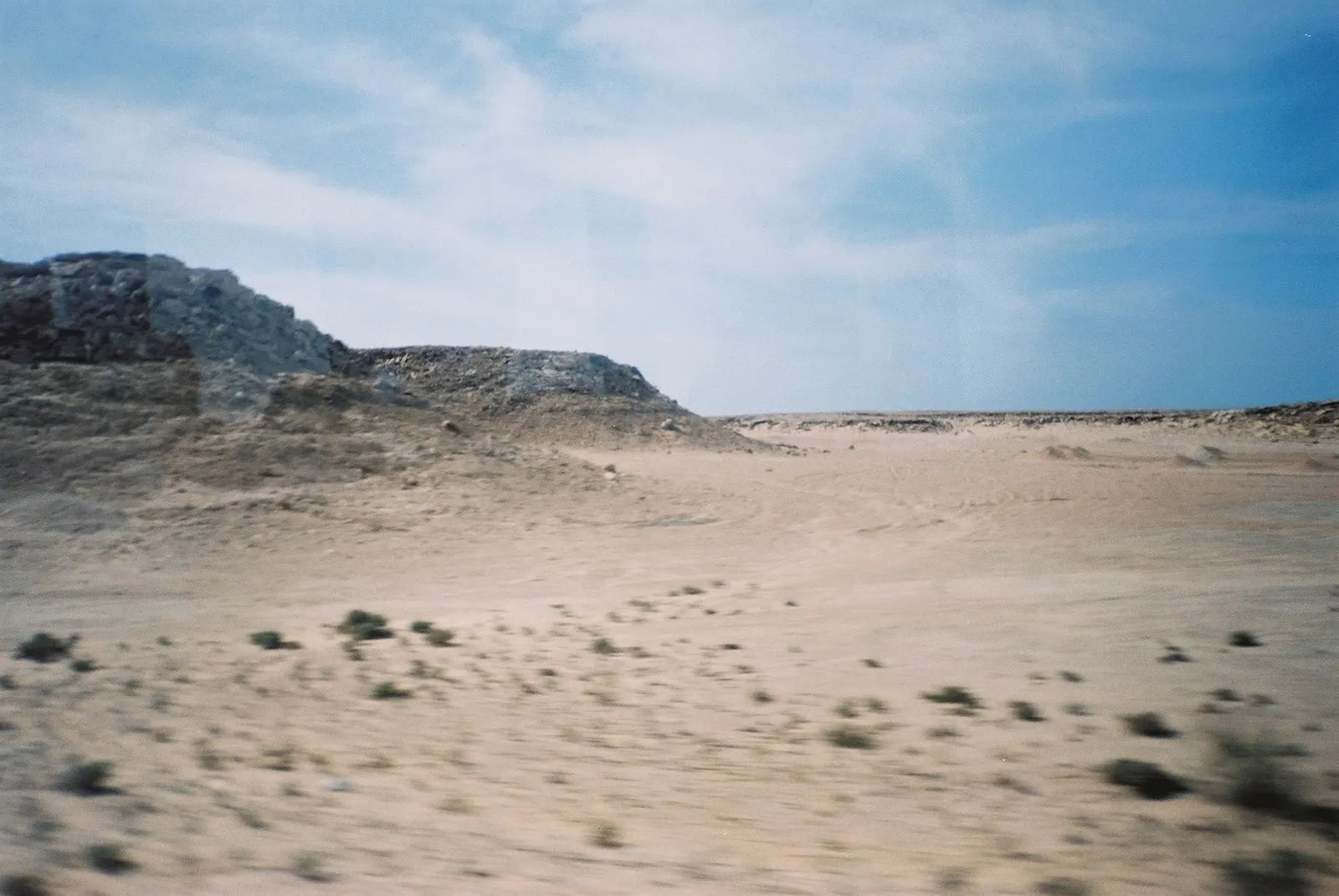 Paysage du Sahara occidental illustrant un territoire disputé