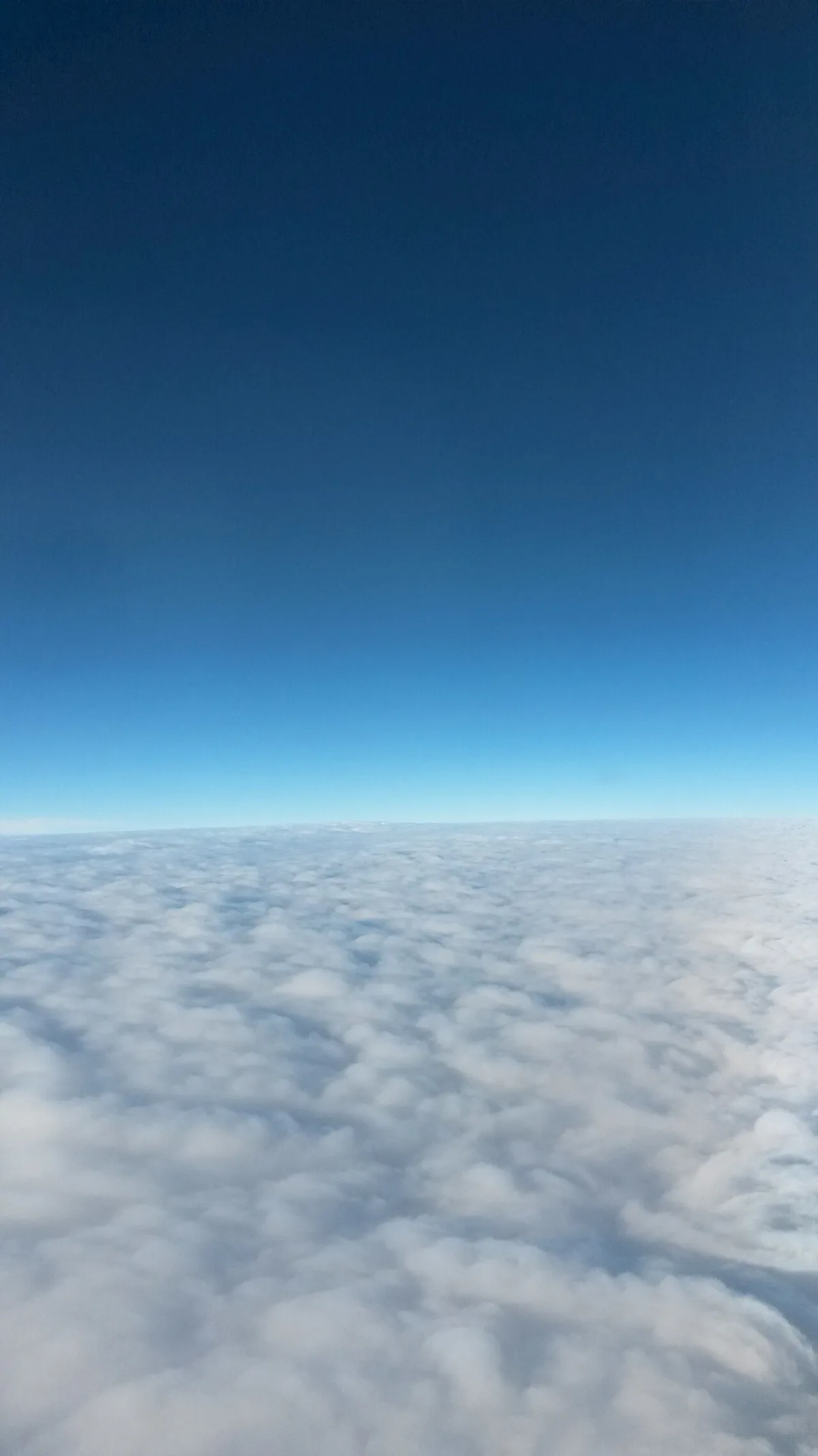 Avion en vol dans le ciel