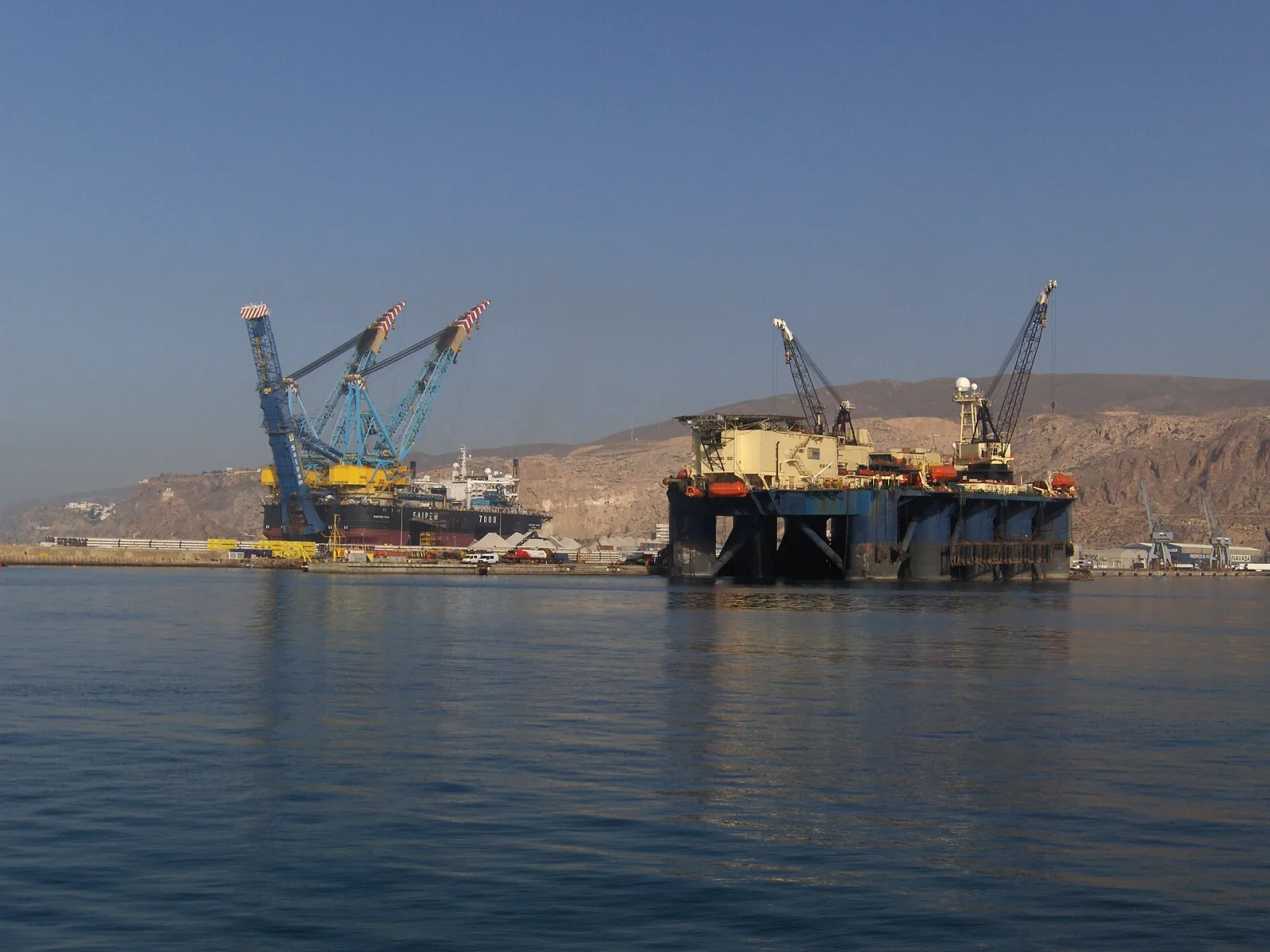 Grues et infrastructures du port d Almeria