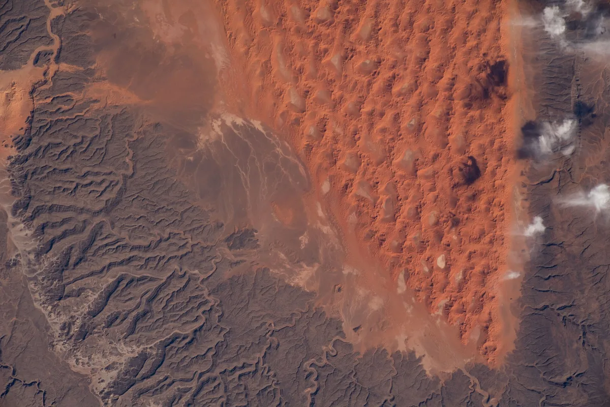 Vue depuis l’espace du désert du Sahara en Algérie
