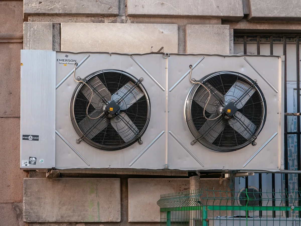 Unités extérieures de climatiseurs installées sur une façade