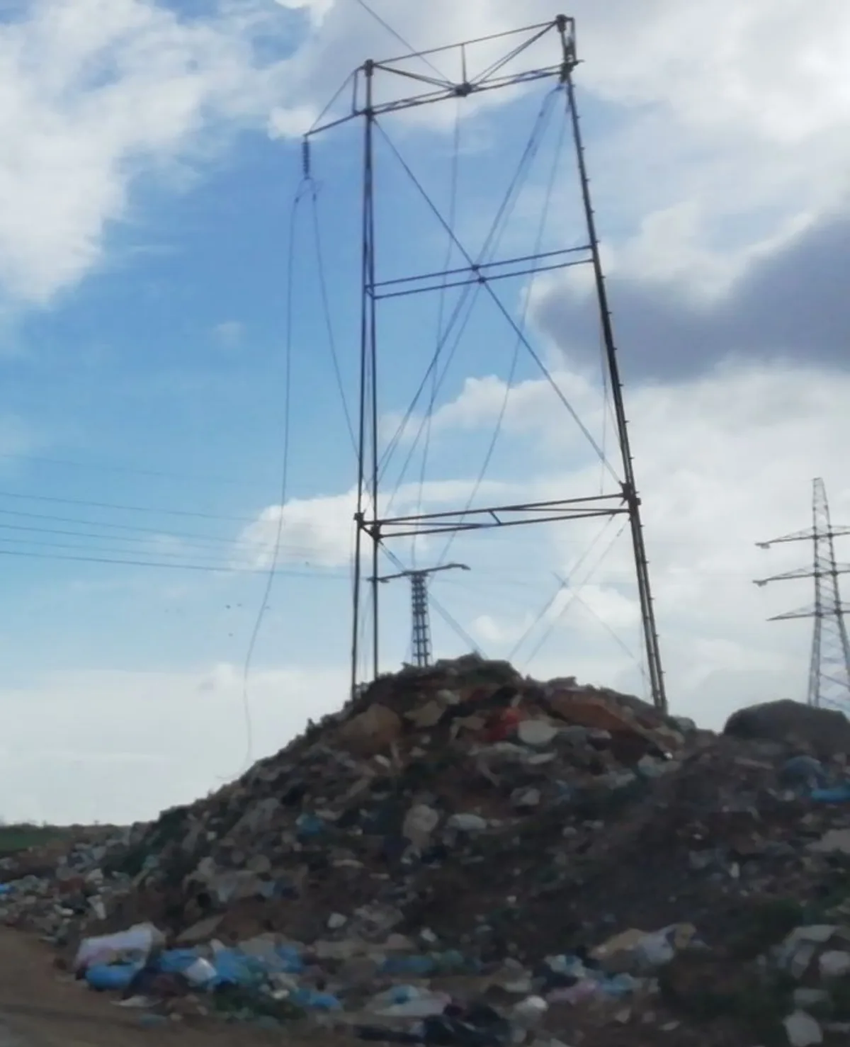 Pylône électrique près d’Oran