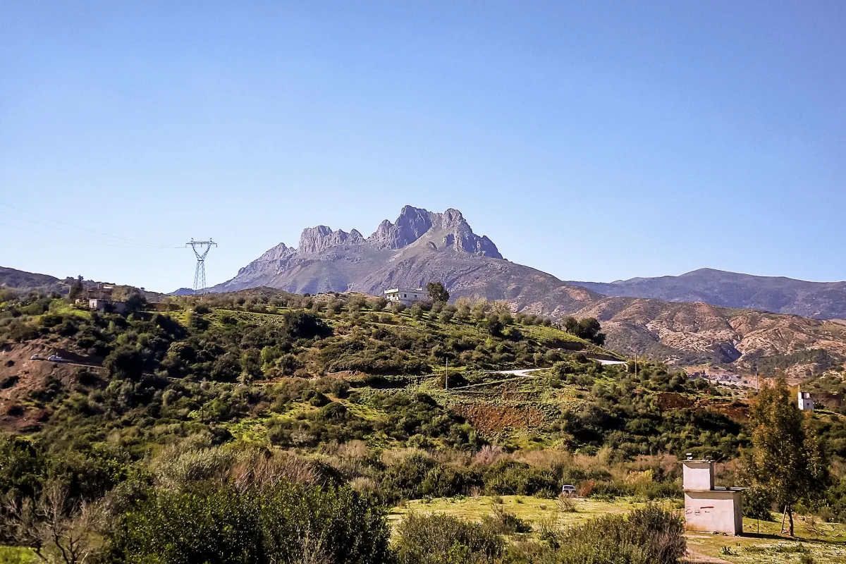 Infrastructure électrique près de Beni Haroun en Algérie