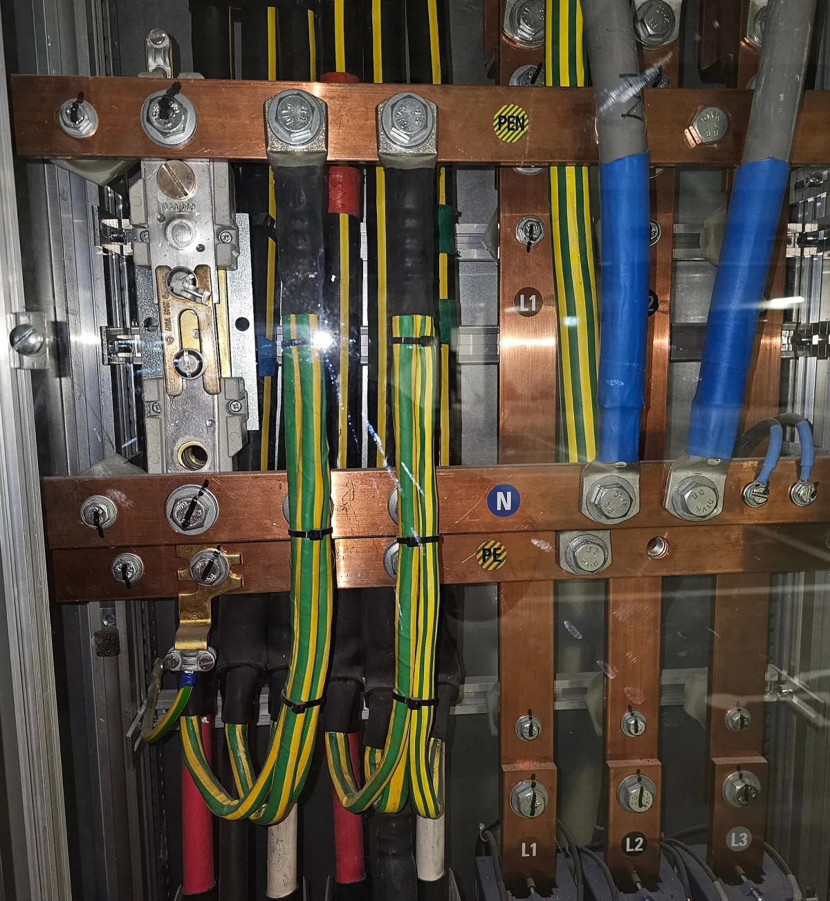 Tableau électrique industriel avec composants de distribution