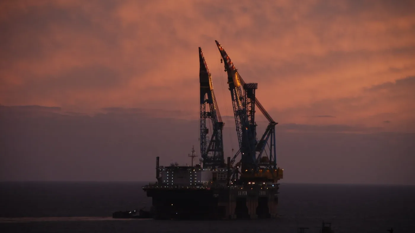 Offshore industrial platform near Almería in the context of Algerian gas connections