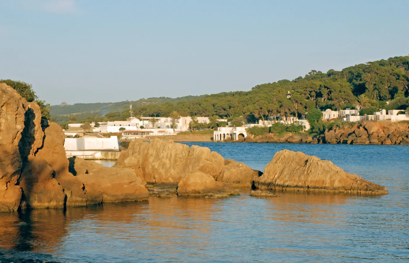Littoral algérien avec façades urbaines face à la Méditerranée